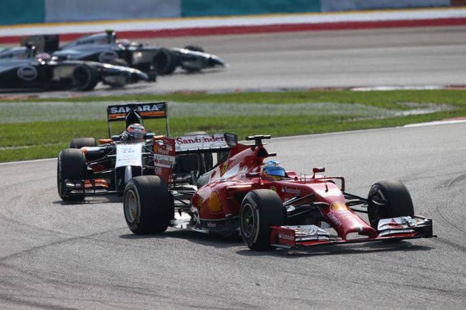 Alonso davanti a Hulkenberg, 5° con una strategia di gara basata su una sosta in meno, superato nel finale. LaPresse